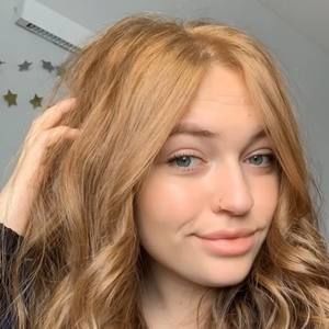 Meet your Posher, Cloe